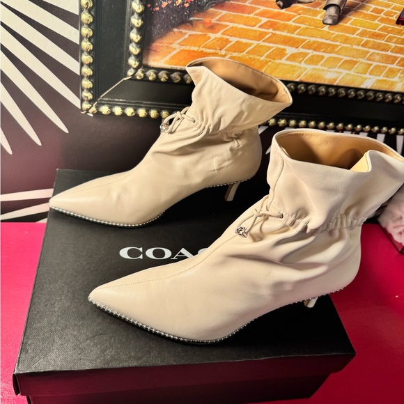 NEW IN box Coach Womens Wynie White /off white leather ankle Boots Size 8 - Picture 3 of 12